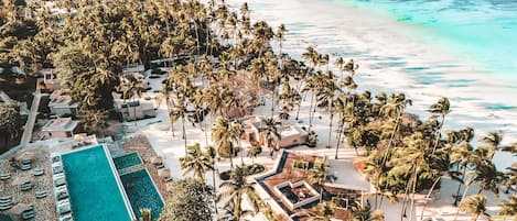 Am Strand, Liegestühle, Sonnenschirme, Strandtücher
