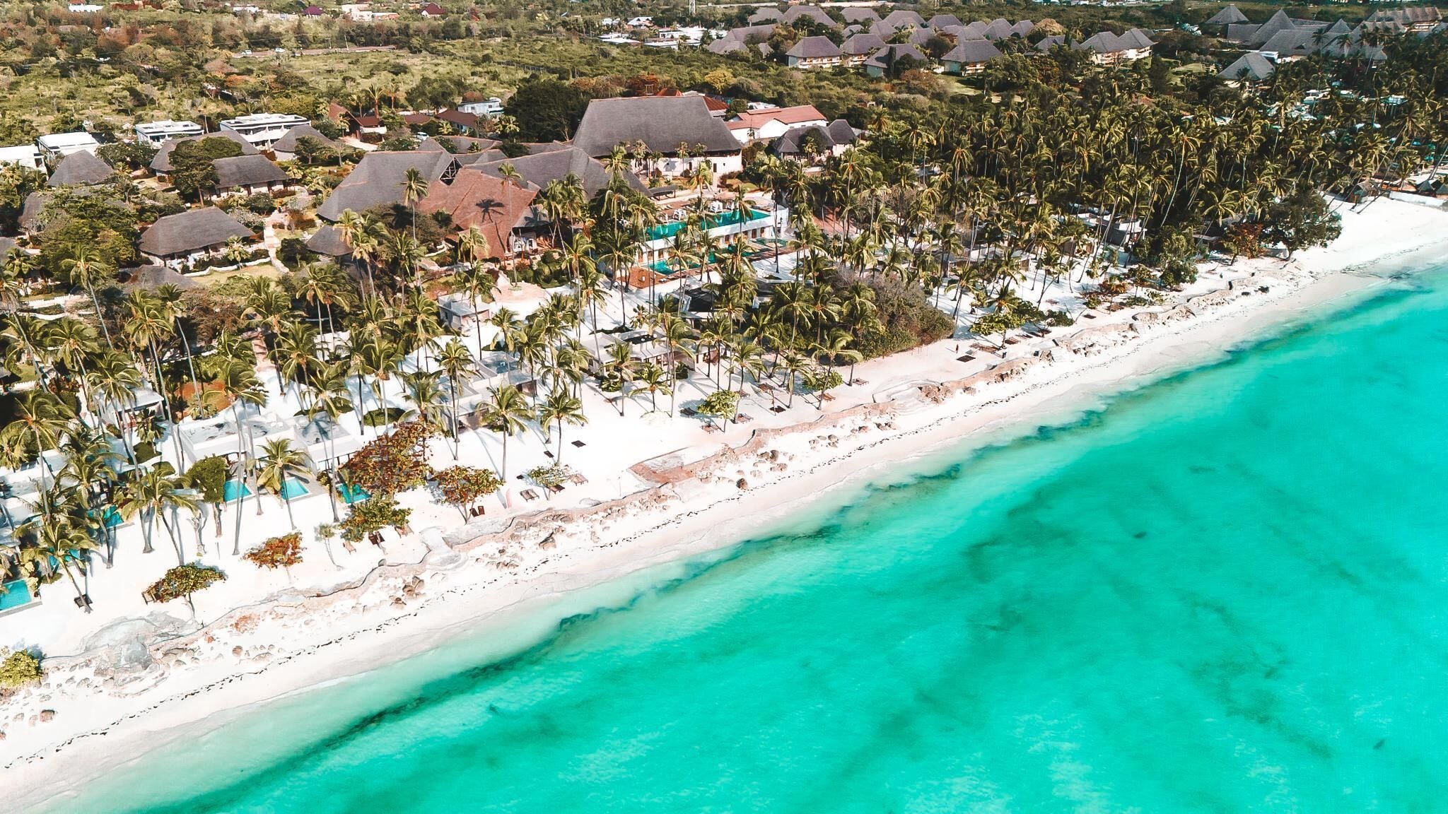 Plage, chaises longues, parasols, serviettes de plage