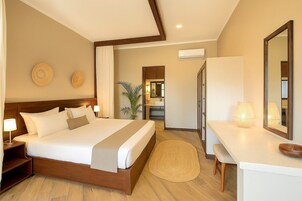 Habitación superior, en la zona del jardín | Ropa de cama de alta calidad, minibar, caja fuerte y escritorio