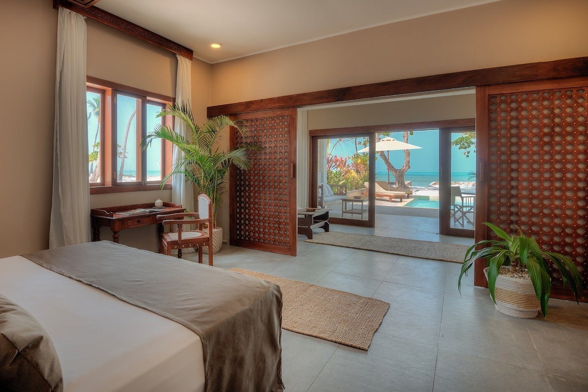 Villa, 1 habitación, frente al mar | Baño | Regadera, amenidades de baño gratuitas, secadora de cabello, batas