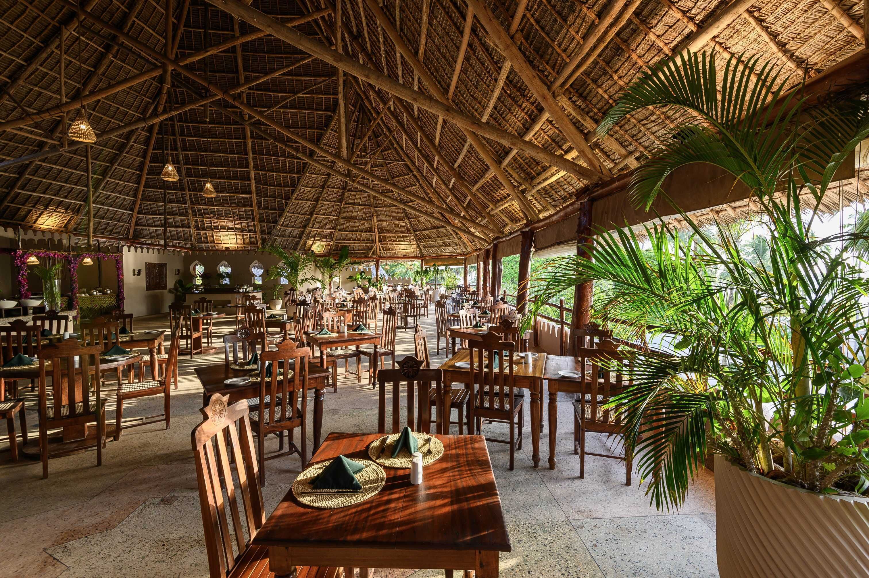 3 restaurantes, se sirve almuerzo 