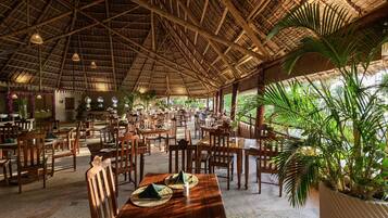 HĂ€r finns 3 restauranger som serverar lunch.