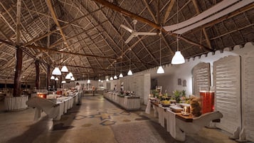 3 間餐廳;供應午餐