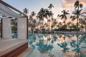 Ulkouima-allas, aurinkovarjoja, aurinkotuoleja