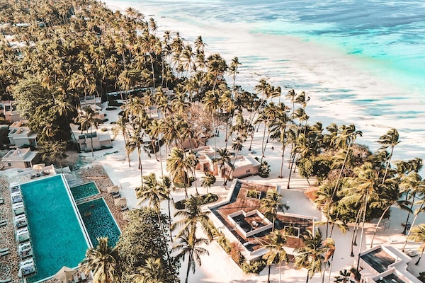 Ubicación a pie de playa, tumbonas, sombrillas y toallas de playa