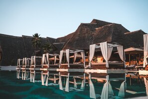 Piscina externa, guarda-sóis, espreguiçadeiras