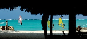 Sulla spiaggia, lettini da mare, ombrelloni, teli da spiaggia