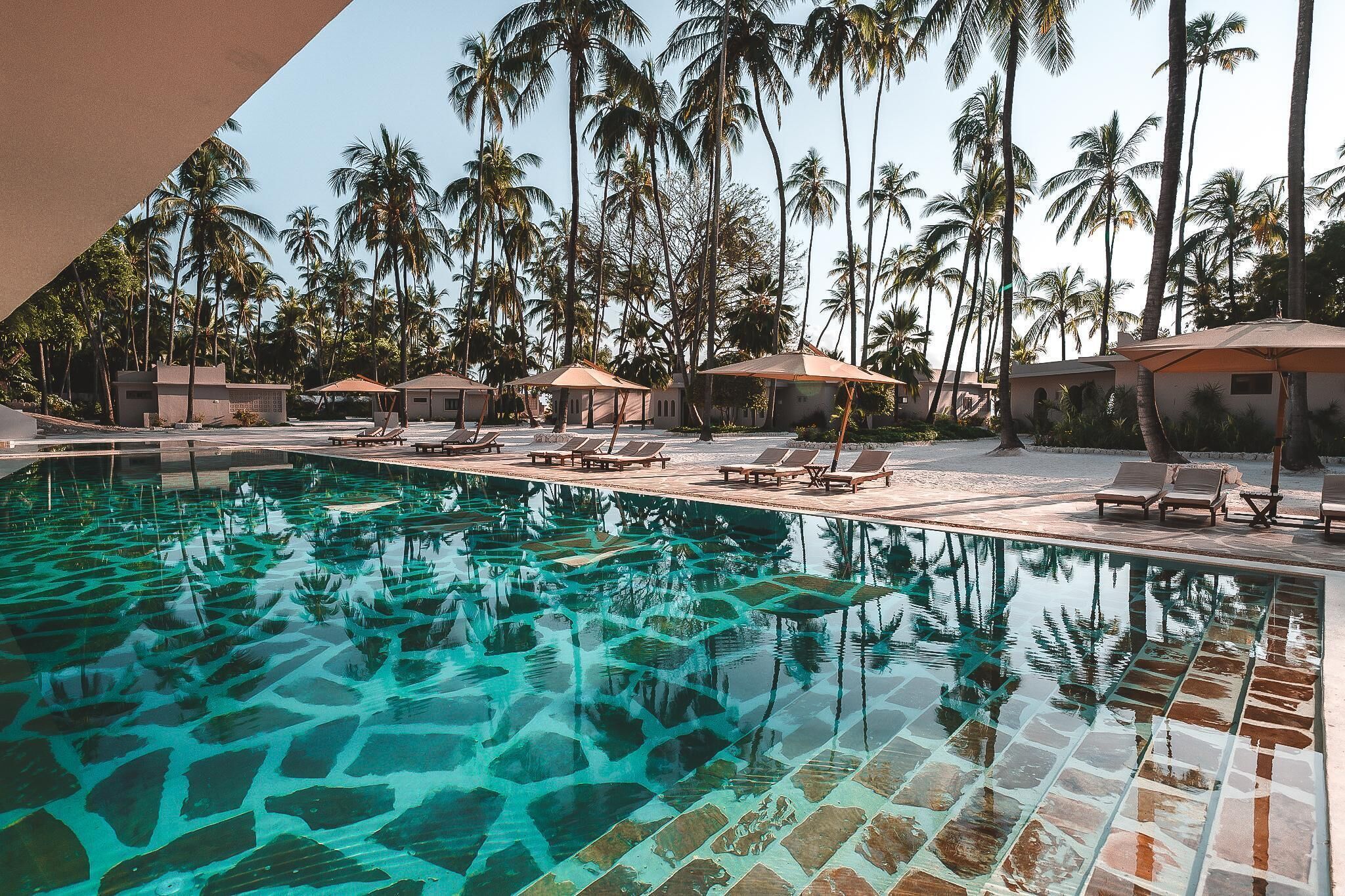 Piscina externa, guarda-sóis, espreguiçadeiras