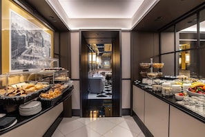 Breakfast (EUR 15 per person)