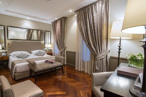 Hochwertige Bettwaren, Betten mit Memory-Foam-Matratzen, Minibar