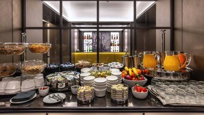 Een buffet met verschillende soorten eten, drinken en sausjes.