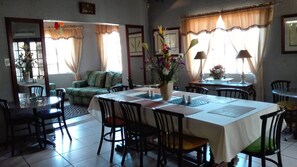 Breakfast and dinner served, pool views  - Villa Via - Midrand (Midrand)