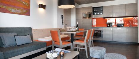 Una sala de estar moderna con un sofá, una mesa de centro y un comedor.