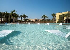 Indoor pool - ERTH Abu Dhabi Hotel (Abu Dhabi)