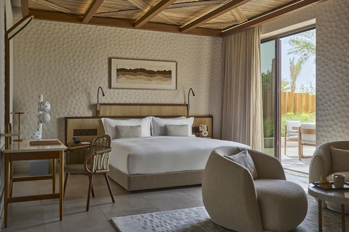 Ein modernes Schlafzimmer mit einem großen Bett, einem Schreibtisch und einem Stuhl.