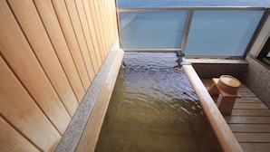 Una bañera de hidromasaje de madera con vistas al océano.