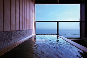 Ducha, artículos de higiene personal gratuitos y secador de pelo