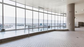Salas de tratamiento para parejas, un sauna, una bañera de hidromasaje
