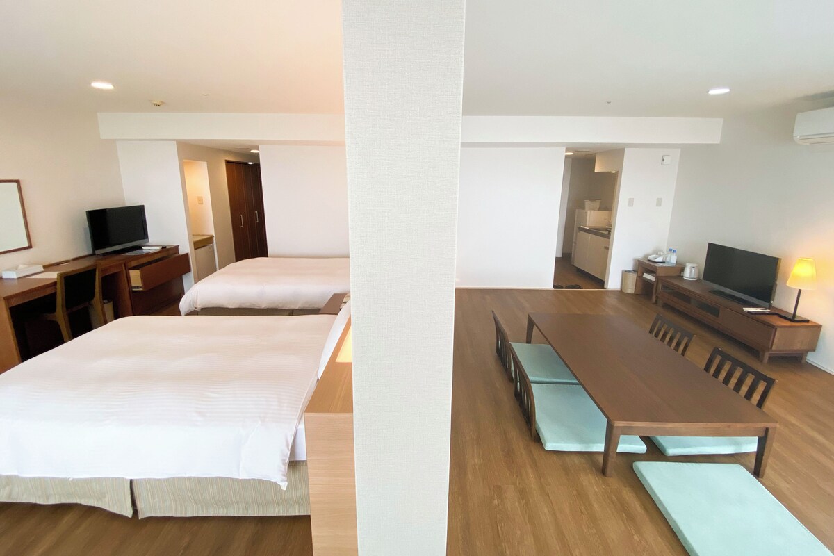 Habitación familiar, no fumadores, en esquina (2 Rooms) | Ropa de cama de alta calidad, edredones de plumas, caja fuerte