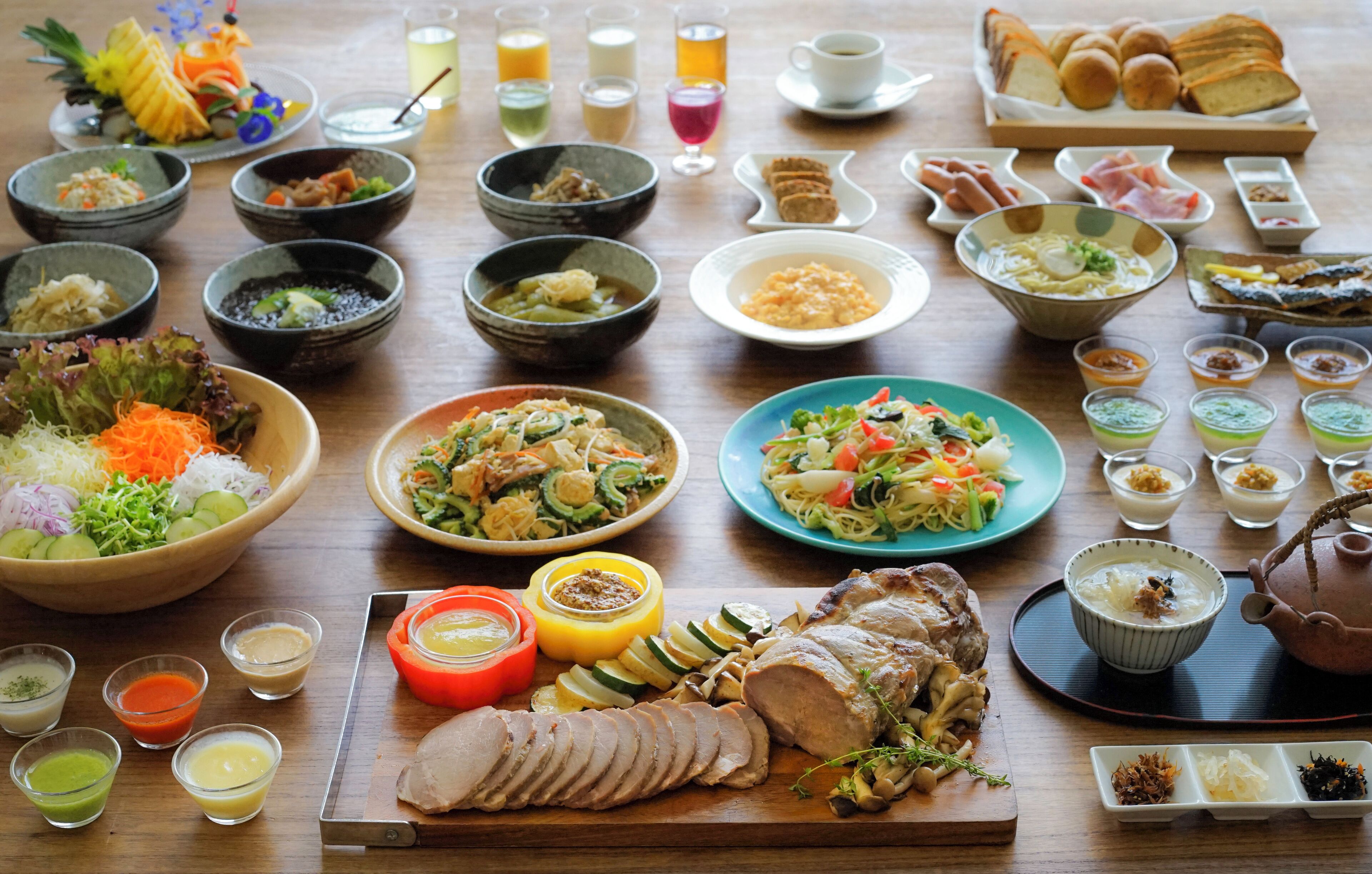 Une variété de plats et de boissons sont disposés sur une table en bois.