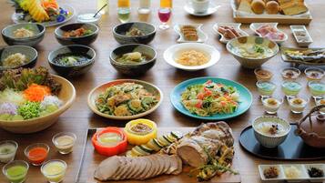 Une variété de plats et de boissons sont disposés sur une table en bois.