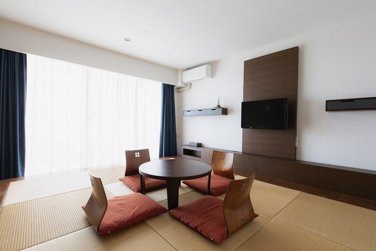 Kamar bergaya Jepang, Bebas Asap Rokok (Japanese Style with Tatami) | Seprai premium, selimut bulu angsa, brankas, dan meja kerja