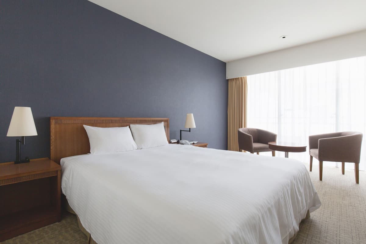Kamar Double Standar, 1 Tempat Tidur Double, Bebas Asap Rokok, pemandangan halaman | Seprai premium, selimut bulu angsa, brankas, dan meja kerja