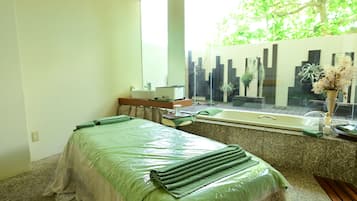 BehandlungsrĂ€ume fĂŒr Paare, Sauna, Whirlpool, Dampfbad