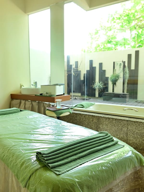 Couples treatment room(s), sauna, hot tub, steam room, body treatments