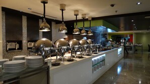 Free daily buffet breakfast - Maxims Tower (Pasay)