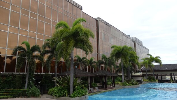 Outdoor pool - Maxims Tower (Pasay)