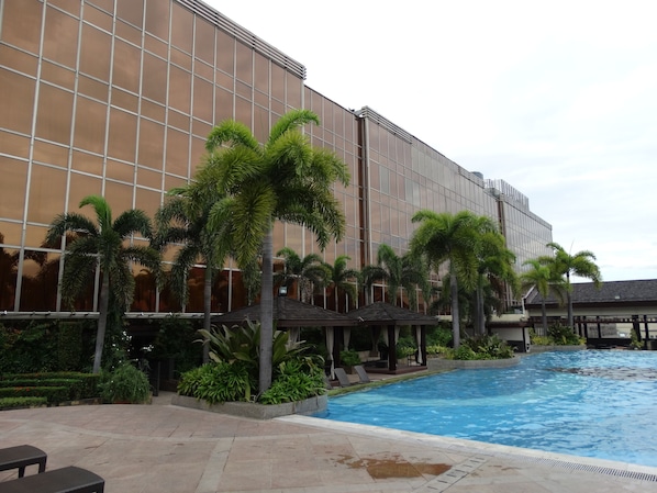 Outdoor pool - Maxims Tower (Pasay)