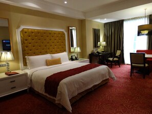 Minibar, coffres-forts dans les chambres, bureau, rideaux occultants