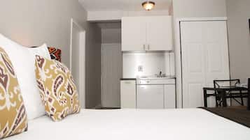 Standard Studio, 1 Queen Bed | Individually decorated, blackout drapes, iron/ironing board