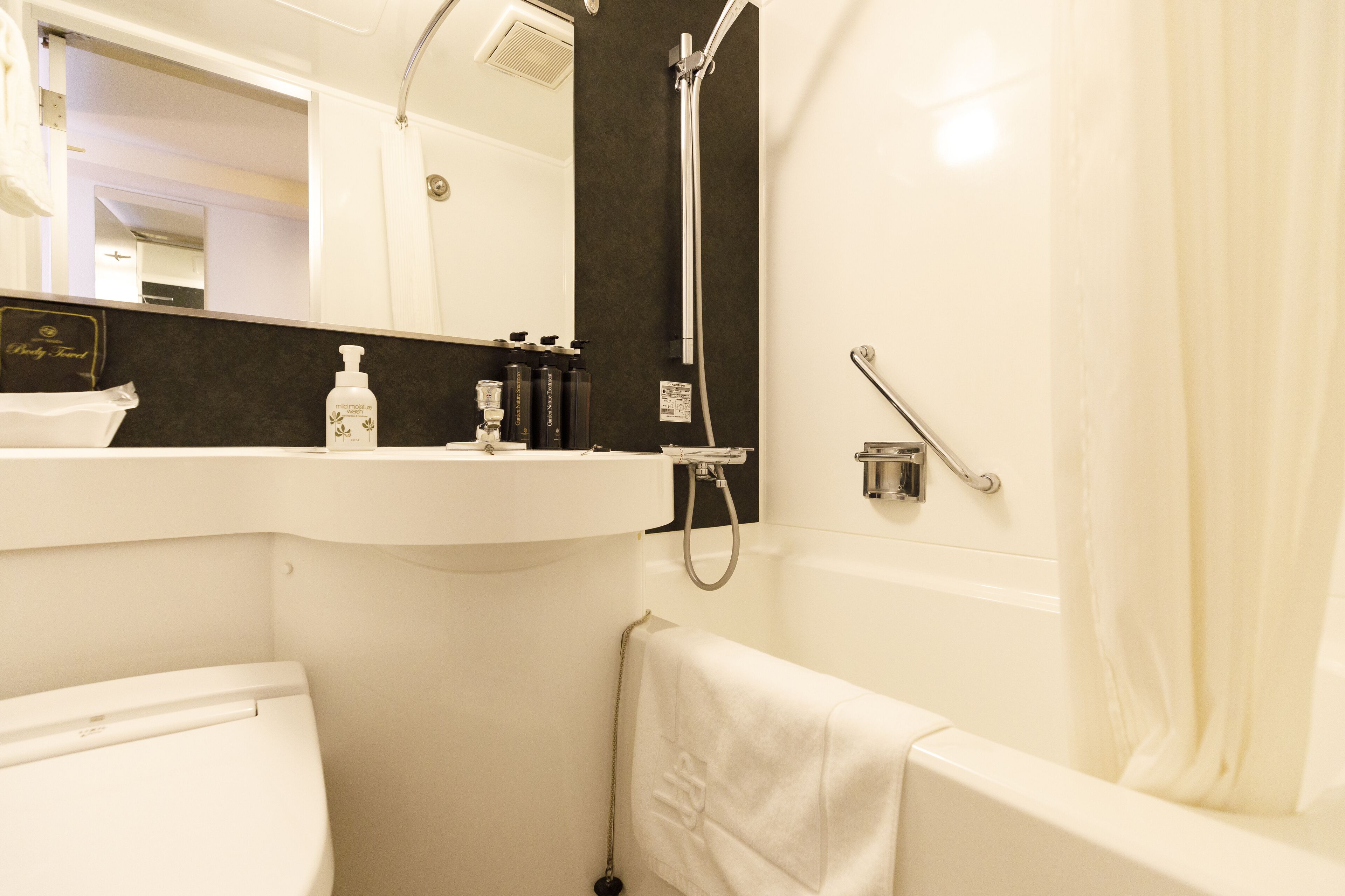 combined shower/bathtub, deep-soaking bathtub, free toiletries