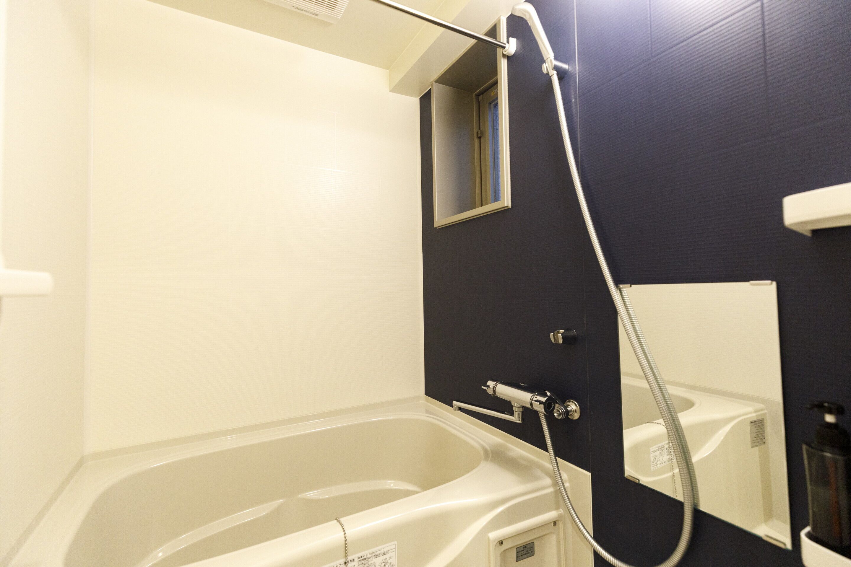 combined shower/bathtub, deep-soaking bathtub, free toiletries