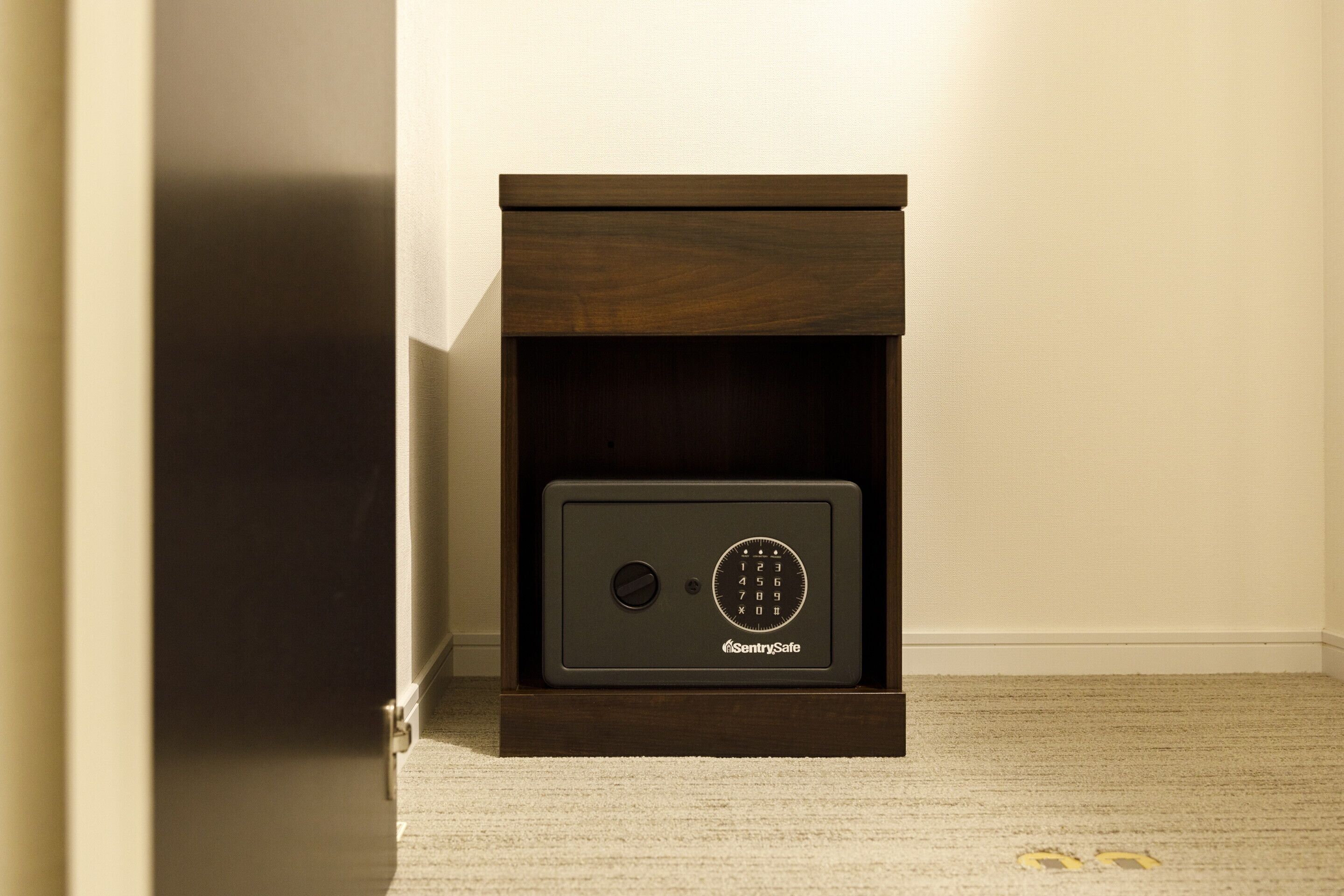 Een kluis in een houten kast met een codeerapparaat.