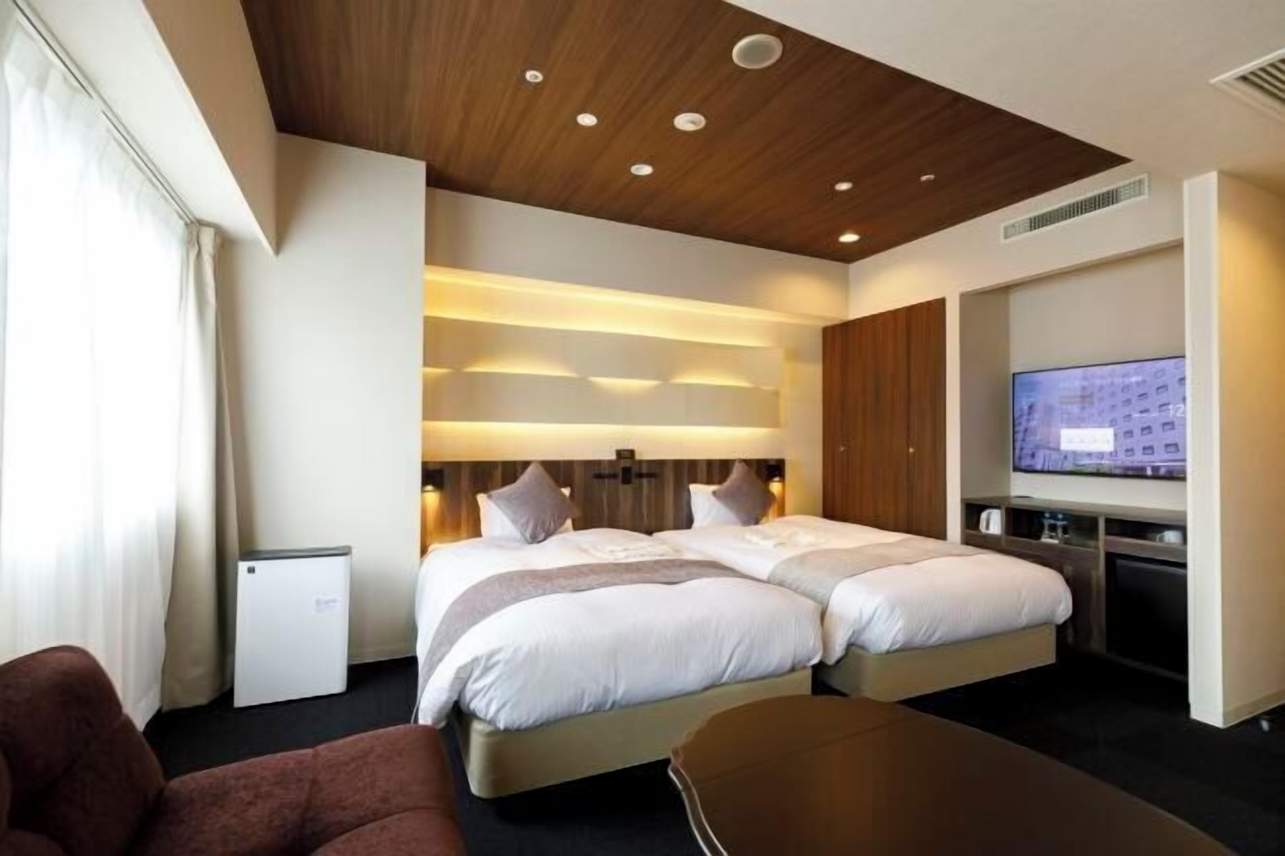 Escritorio, cortinas blackout y tabla de planchar con plancha 