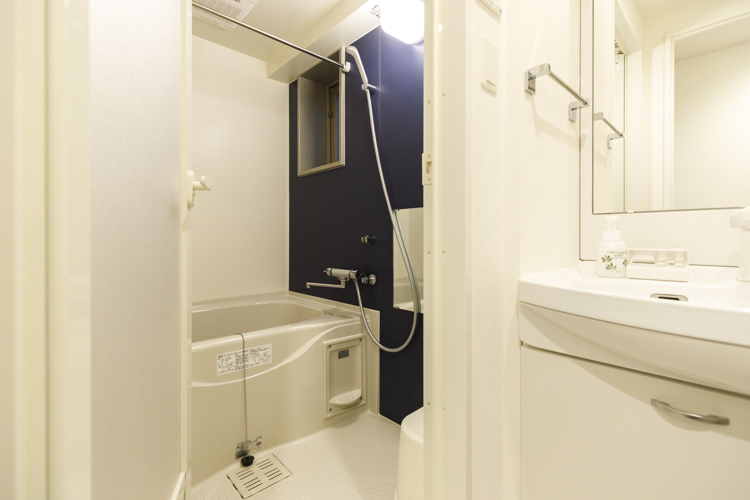 combined shower/bathtub, deep-soaking bathtub, free toiletries