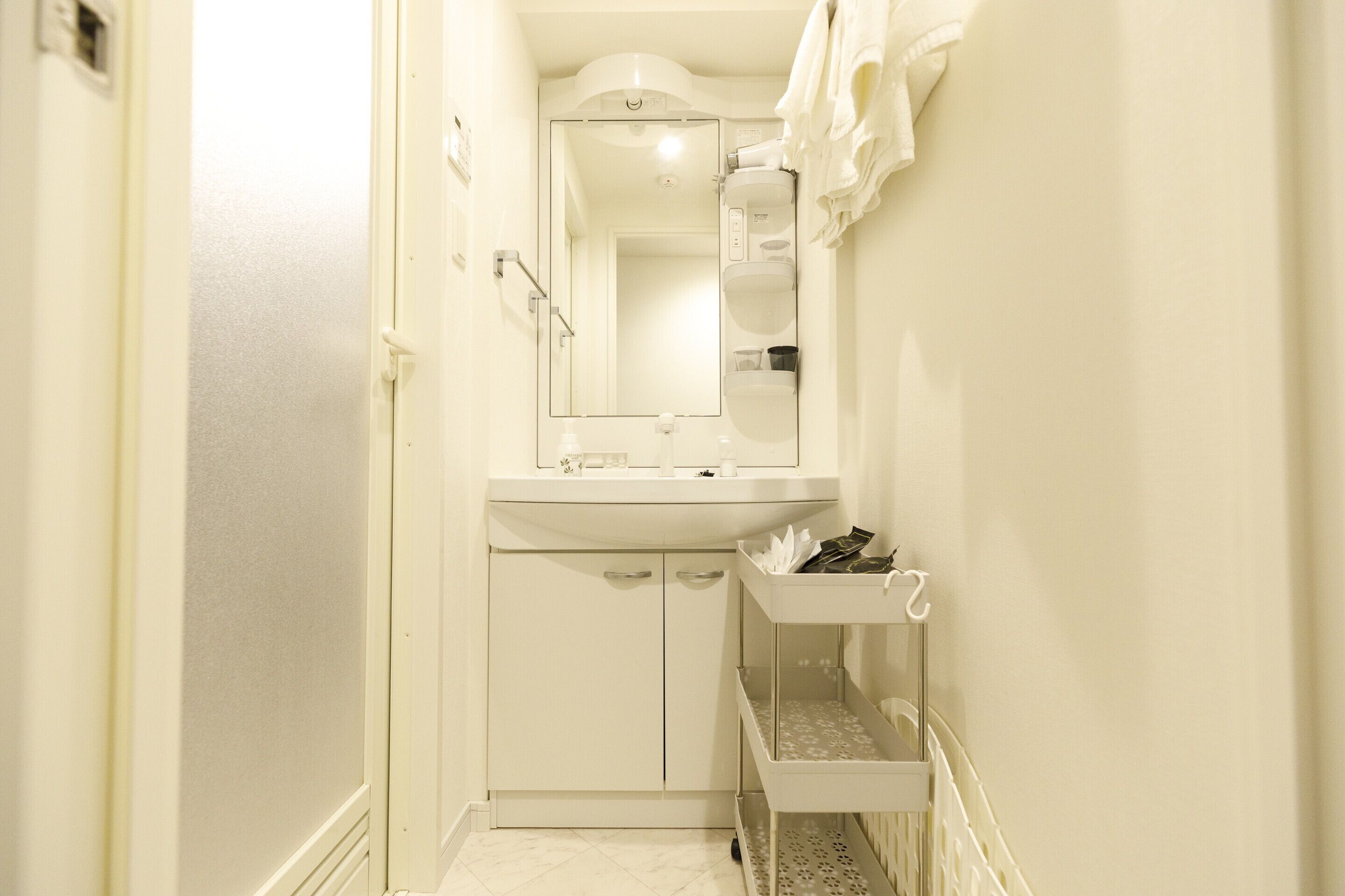 combined shower/bathtub, deep-soaking bathtub, free toiletries