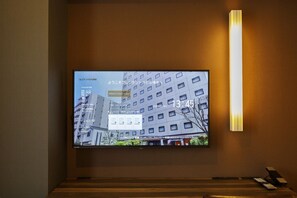 Desk, blackout curtains, iron/ironing board, free WiFi - President Hotel Hakata (Fukuoka)