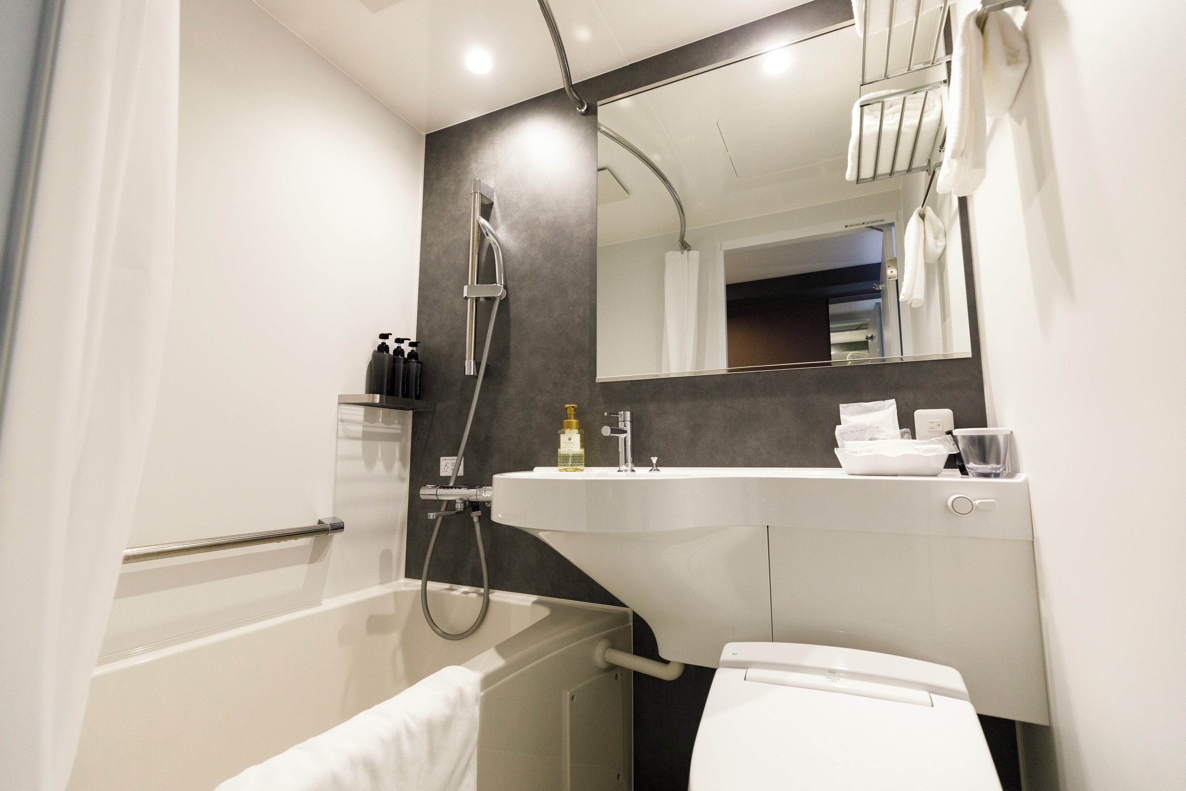 샤워기/욕조 결합, 전신 욕조, 무료 세면용품, 헤어드라이어