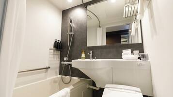 Combined shower/bathtub, deep-soaking bathtub, free toiletries