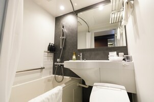 Combined shower/bathtub, deep-soaking bathtub, free toiletries