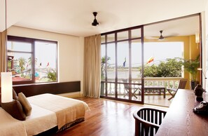 Deluxe Room | Minibar, in-room safe, desk, blackout drapes