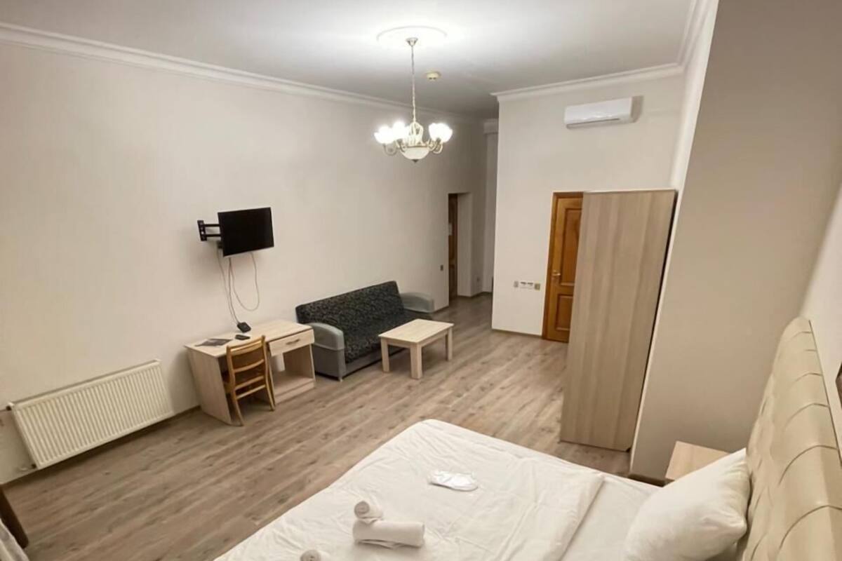 Deluxe kamer, 1 tweepersoonsbed of 2 eenpersoonsbedden | 1 slaapkamer, pillowtop-bedden, een minibar, een bureau