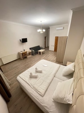 Deluxe Room, 1 Double or 2 Single Beds | 1 bedroom, pillow-top beds, minibar, desk