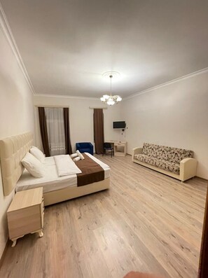 1 bedroom, pillowtop beds, minibar, desk
