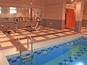 Una piscina techada, una piscina al aire libre