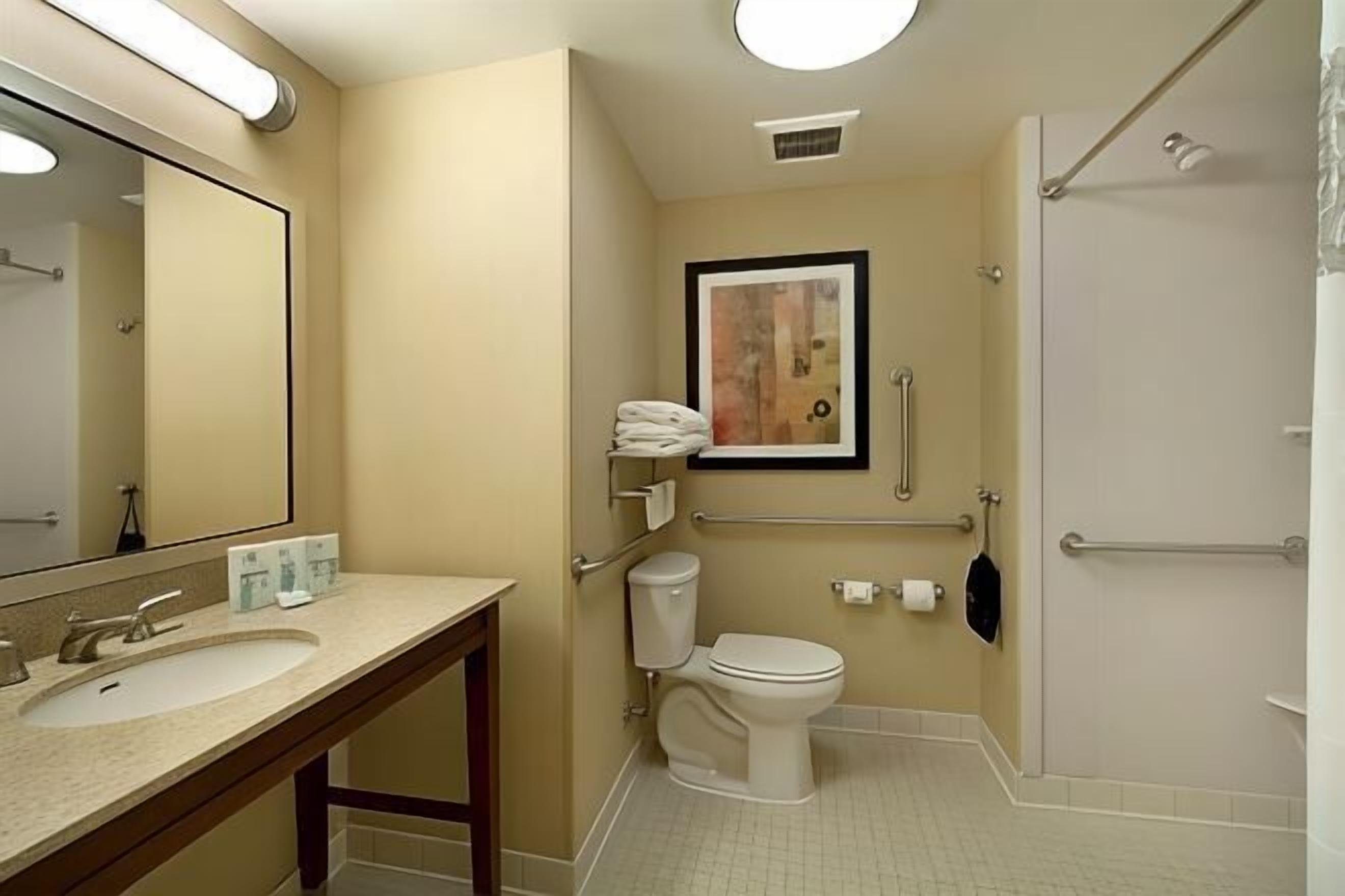 Bad | Toalettartikler (inkludert), hårføner, håndklær og sjampo